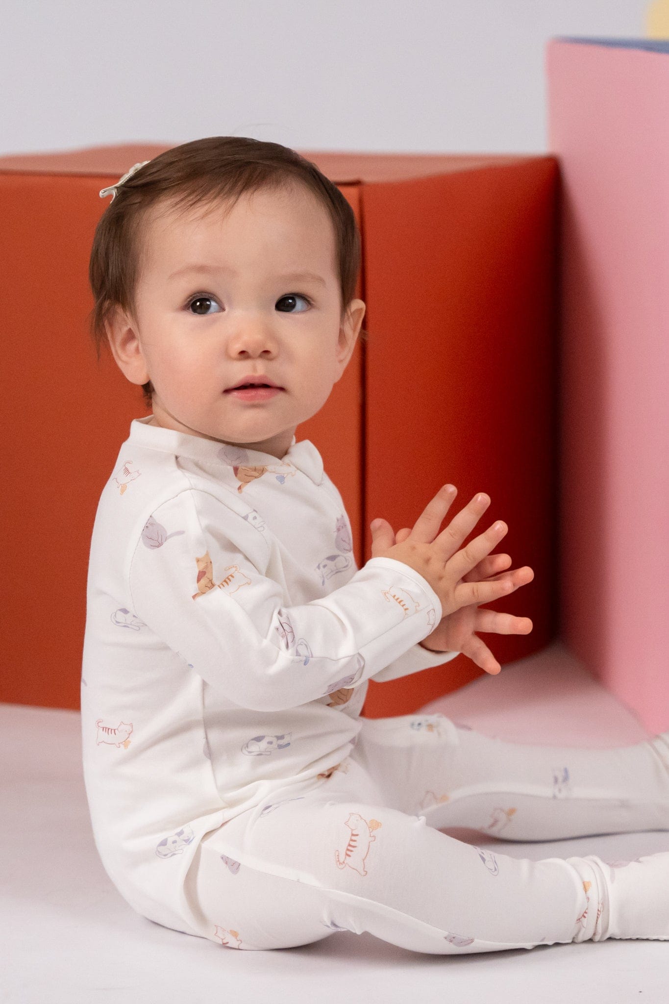 Baby in white sleepsuit, DSC03857