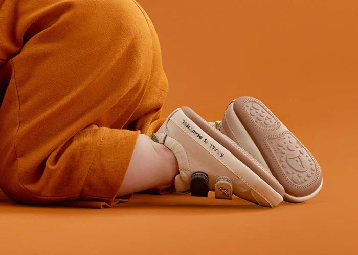 5 signs that your child has outgrown her shoes