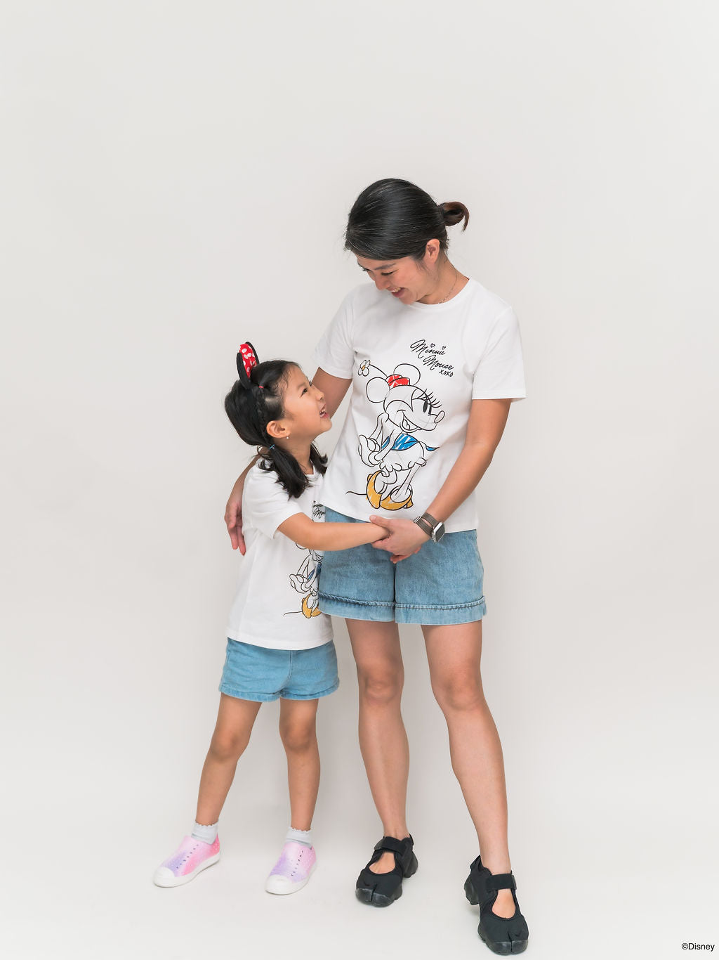 Ladies Tee Doodle Minnie mom daughter hugging