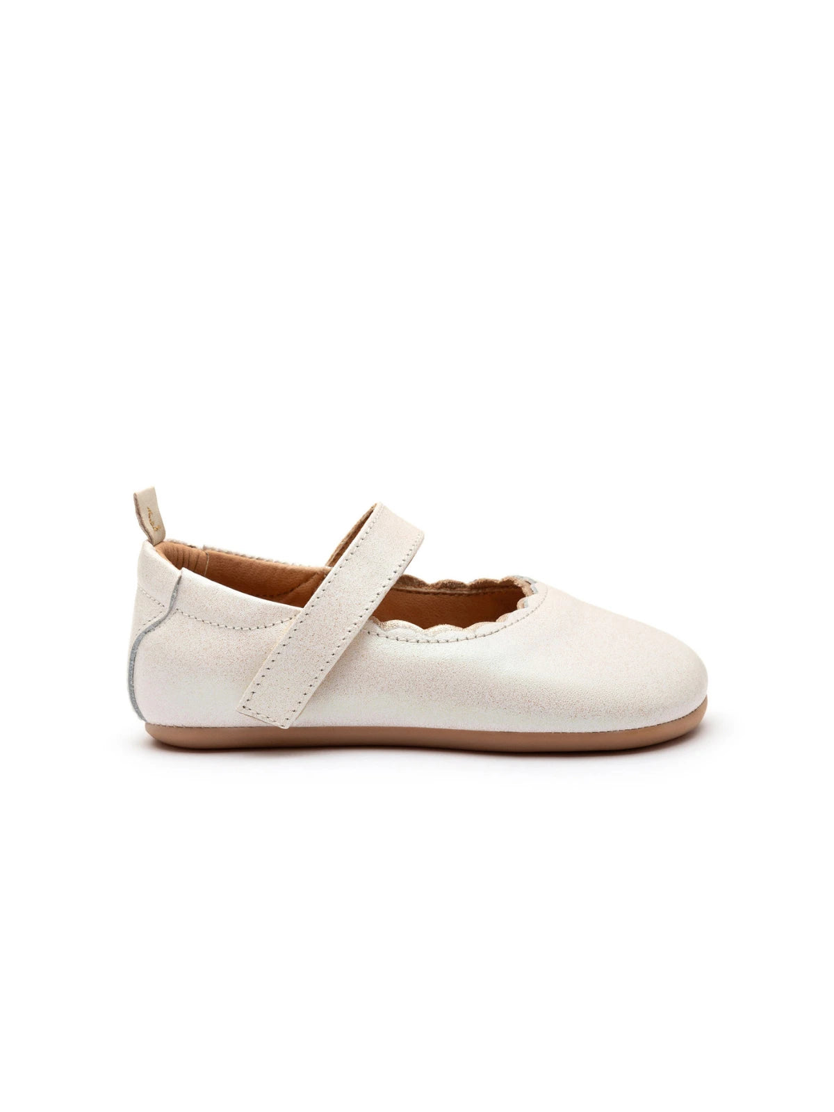 Side view of the baby Roundy shoe in white leather, highlighting the sleek minimalist design and flat sole.