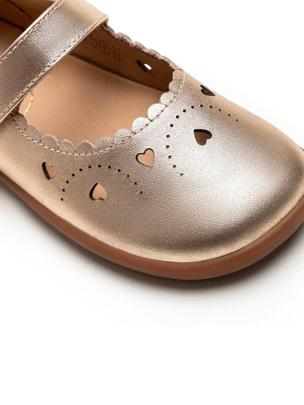Close-up of the Stretch & Stay elastic heel on the metallic salmon kids shoe for a secure and easy fit.